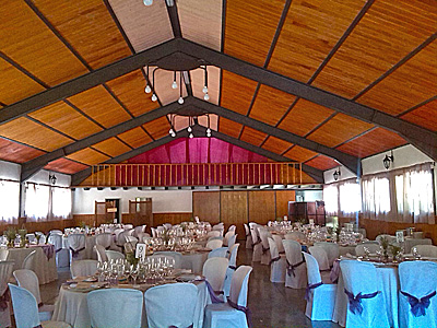 En nuestro salón de actos, de 300 metros cuadrados, se pueden organizar todo tipo de reuniones (de empresa, familiares, asociaciones) así como bodas y otros eventos. Ofrecemos servicio de caterin de nuestro restaurante.