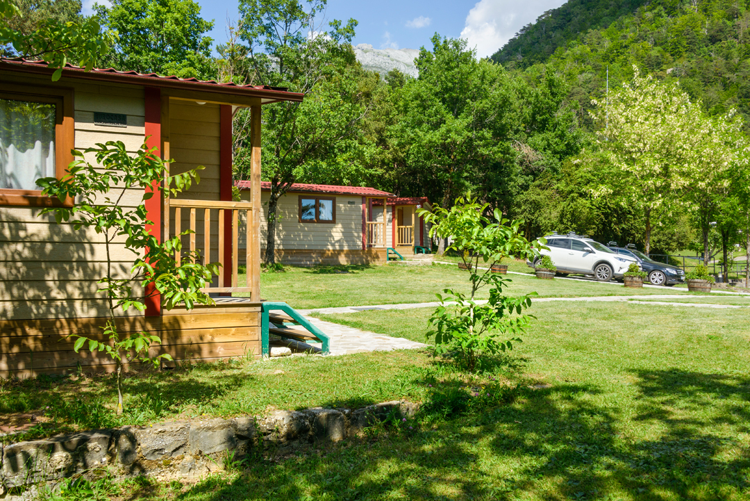 Bungalows en Camping de montaña y familiar Borda Bisaltico. Valle de Hecho . Pirineo Aragonés Bungalows en Camping de montaña y familiar Borda Bisaltico. Valle de Hecho . Pirineo Aragonés